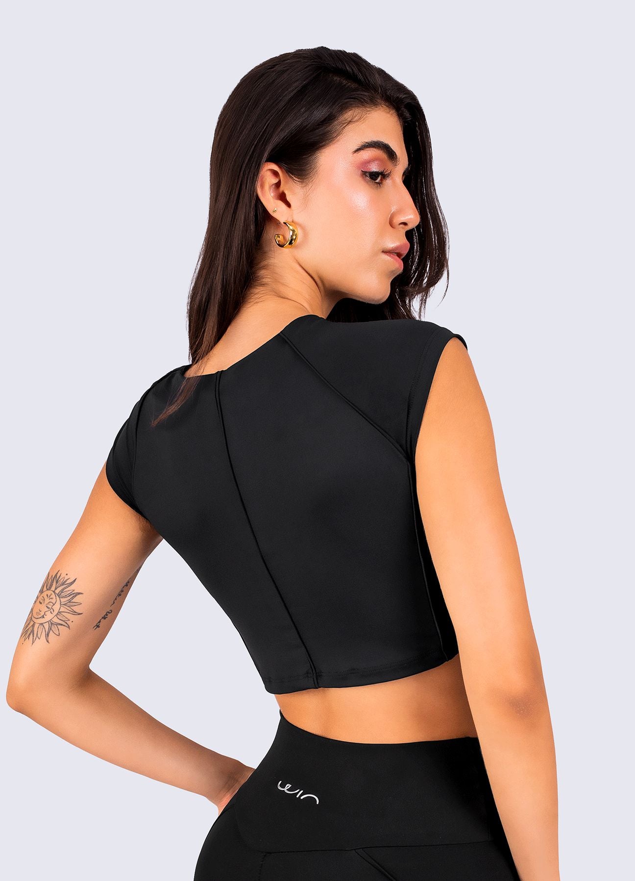 CROP FUTURE SCULPT - NEGRO TOPS WIN ROPA DEPORTIVA