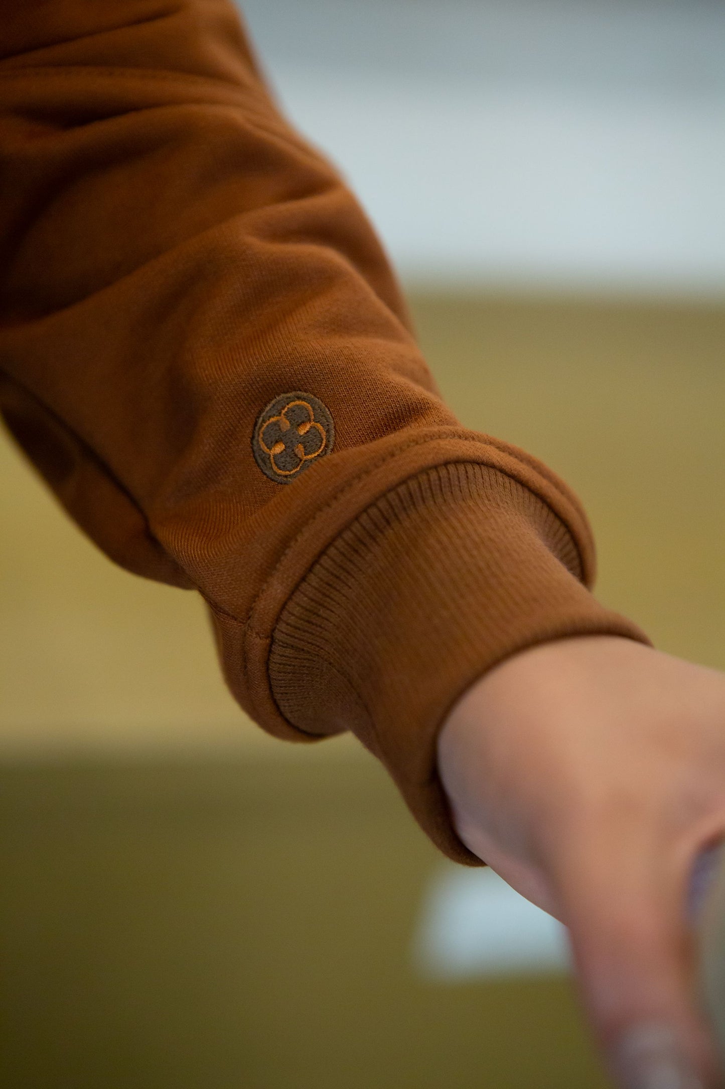 POLERA BE THE ONE-MARRON OSCURO POLERAS WIN ROPA DEPORTIVA