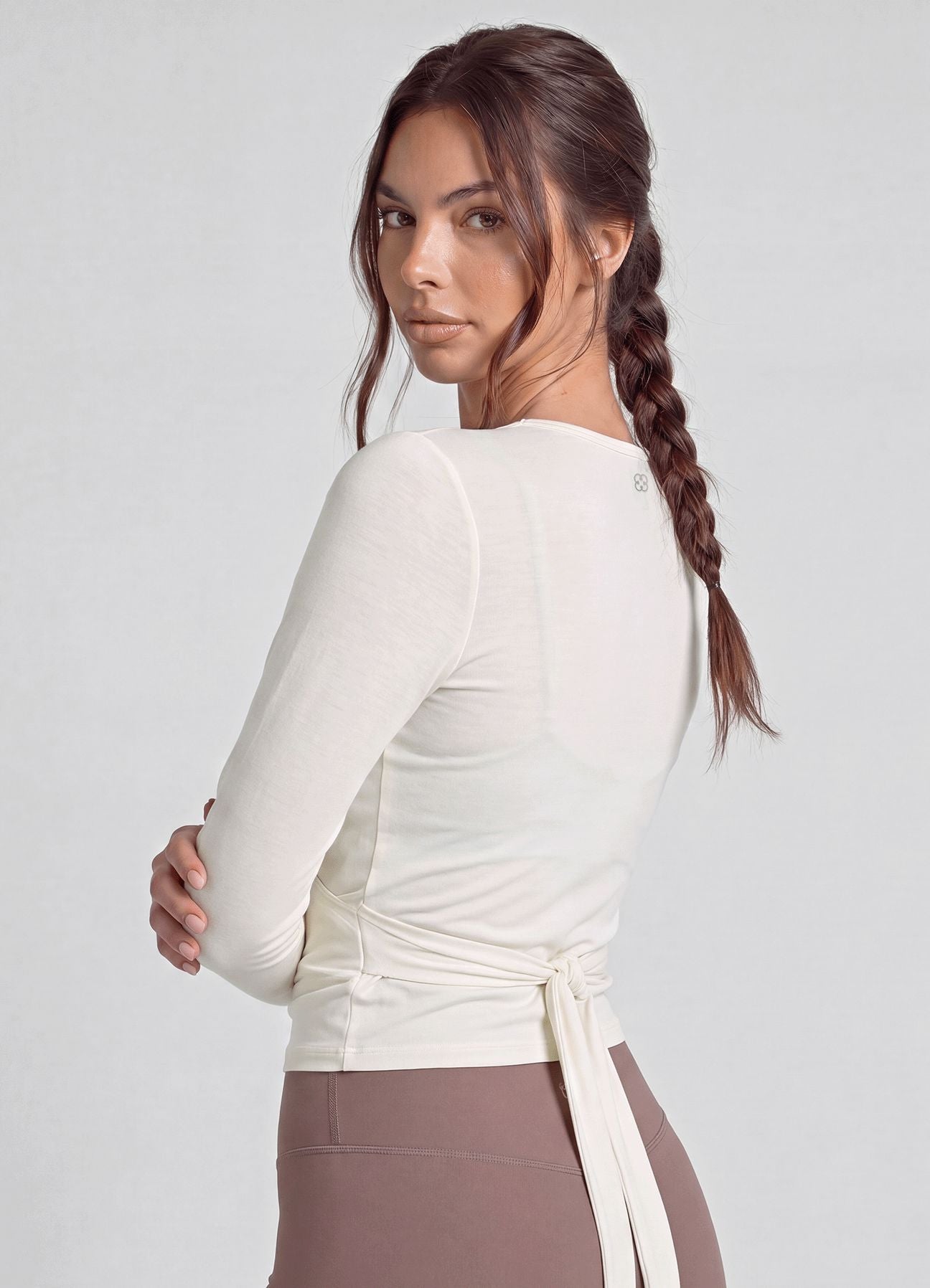TOP STUDIO CRUZADO - HUESO TOPS WIN ROPA DEPORTIVA
