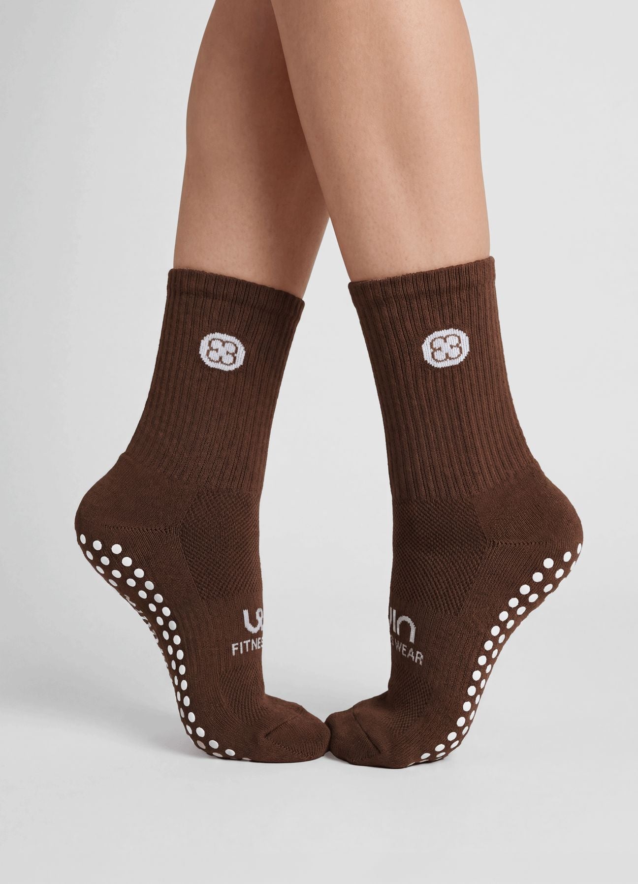 MEDIAS PILATES - MARRON OSCURO ACCESORIOS WIN ROPA DEPORTIVA 