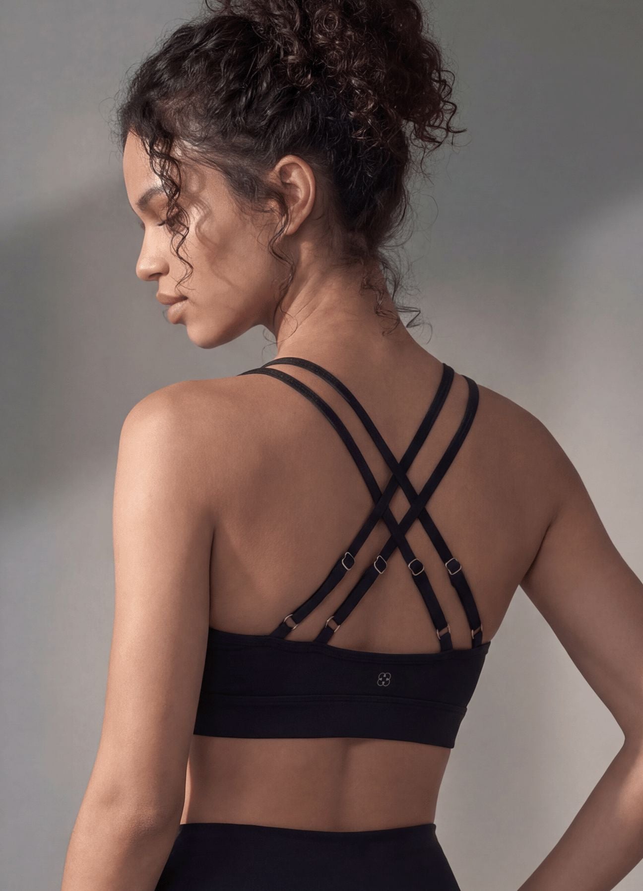 TOP EMANA CUT V SCULPT - NEGRO TOPS WIN ROPA DEPORTIVA 